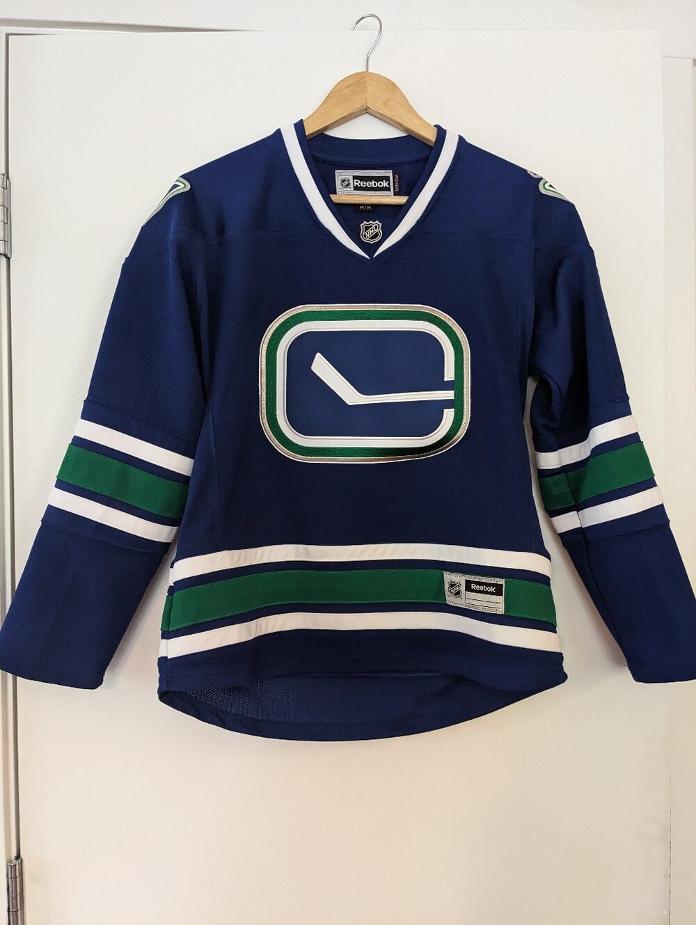 Reebok Women's Navy Blue & Green Classic Vancouver Canucks Hockey Jersey Size M